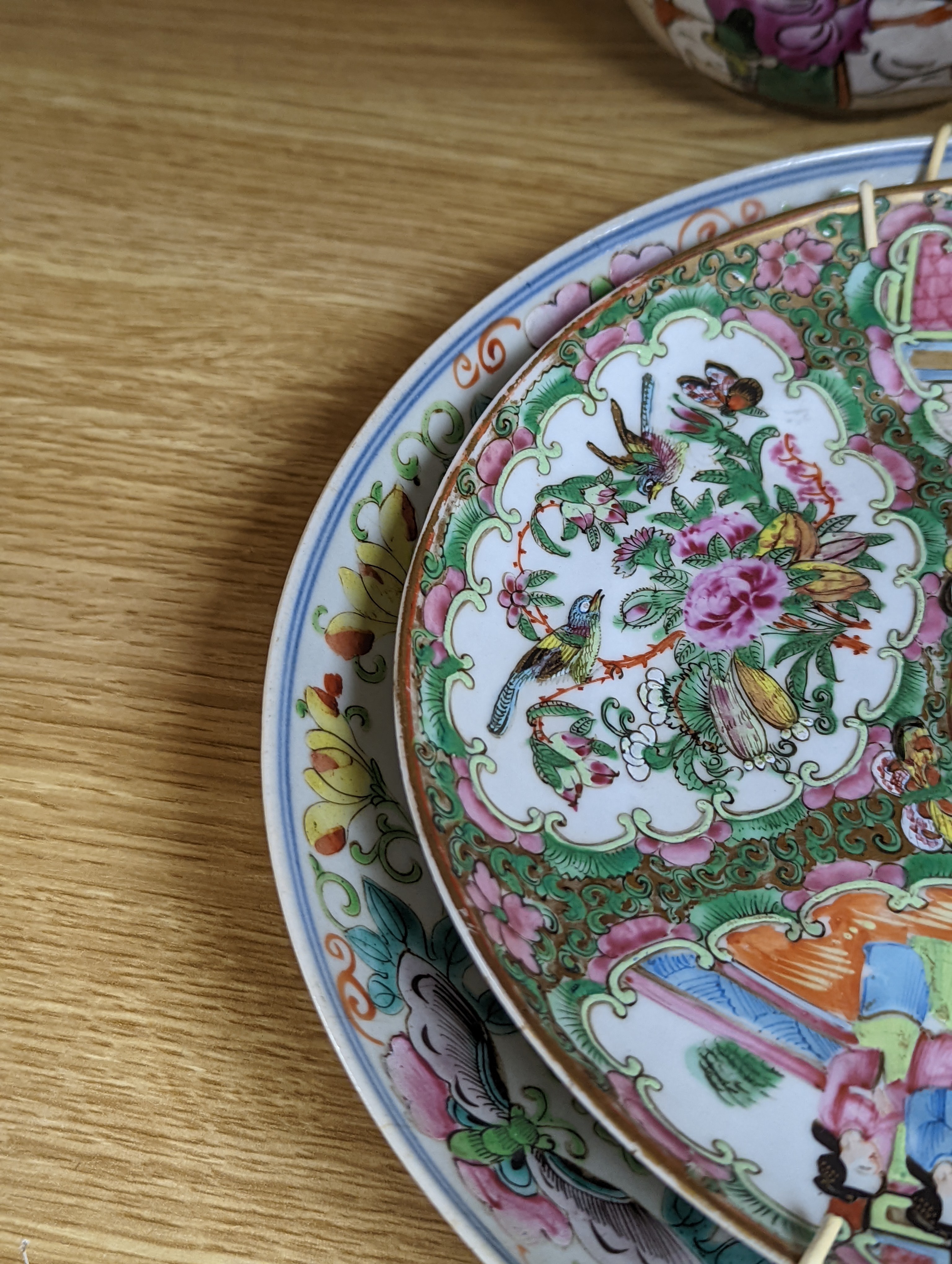 A Chinese famille verte crackle glaze jar and cover, 14.5cm, two famille rose dishes and a crackle glaze ‘dragon’ vase, all late 19th/early 20th century